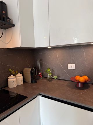 Cucina moderna bianca lucida e nera