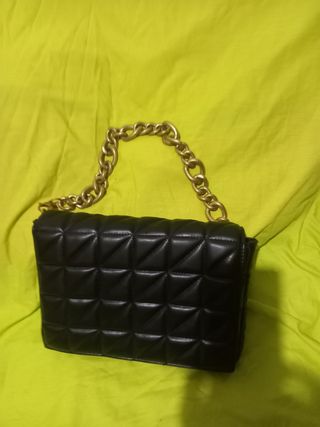 Bolso negro con cadena dorada