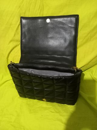 Bolso negro con cadena dorada