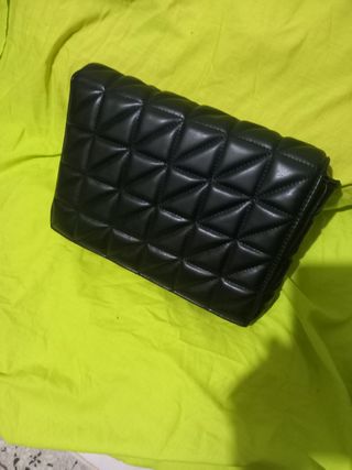 Bolso negro con cadena dorada