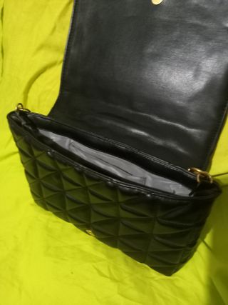 Bolso negro con cadena dorada