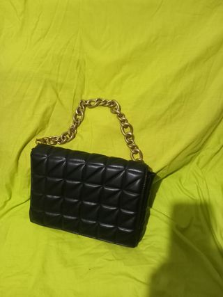 Bolso negro con cadena dorada
