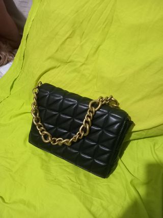 Bolso negro con cadena dorada