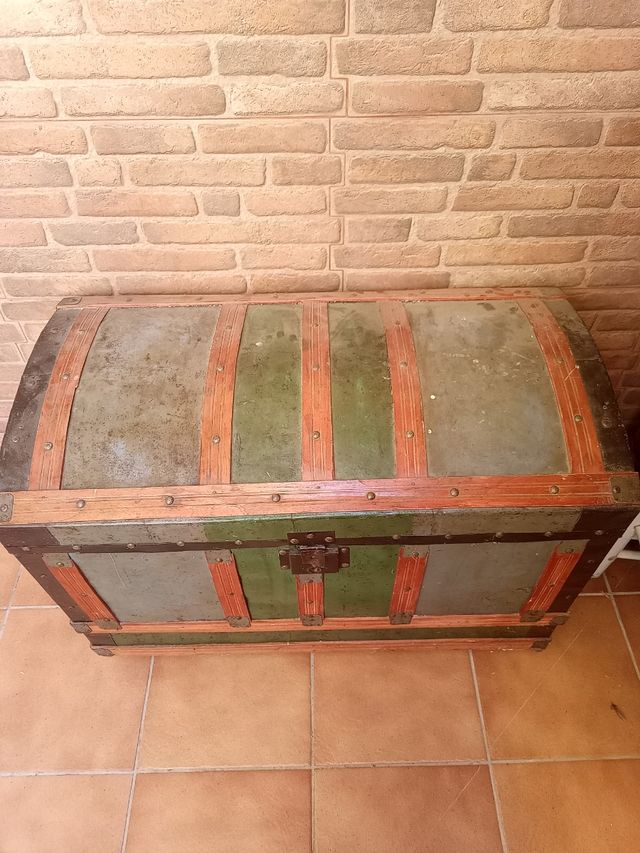 Baúl antiguo madera y metal