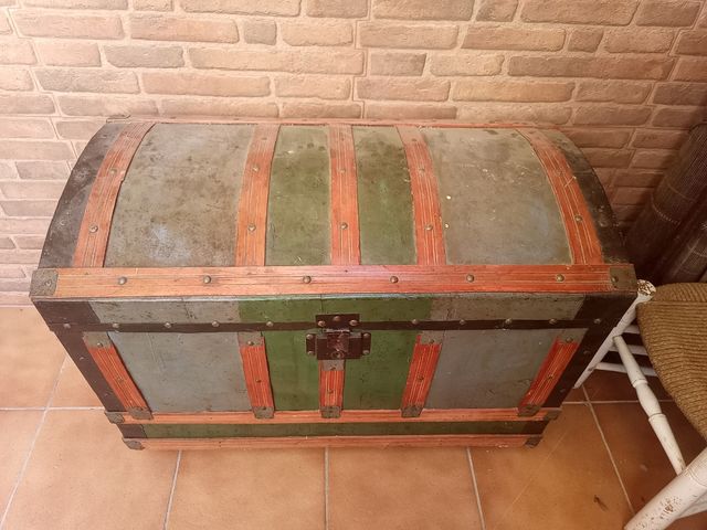 Baúl antiguo madera y metal