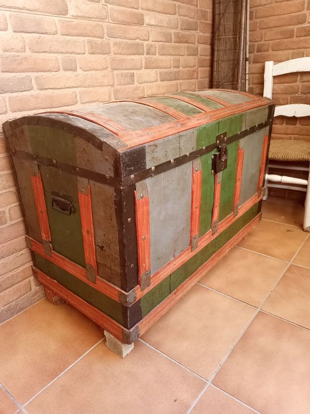 Baúl antiguo madera y metal