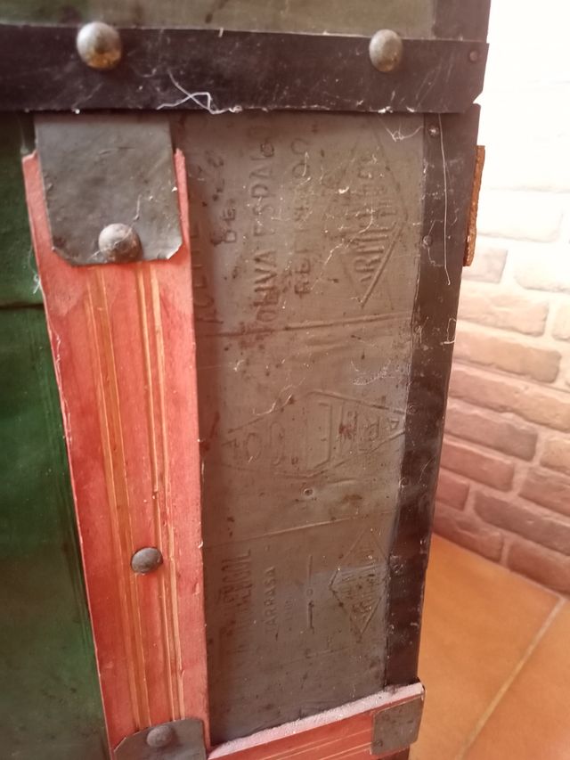 Baúl antiguo madera y metal