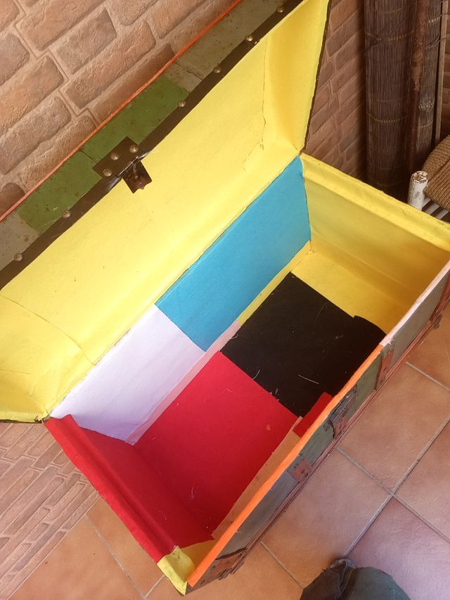 Baúl antiguo madera y metal