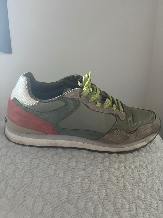 Zapatillas HOFF verde oliva y rojas