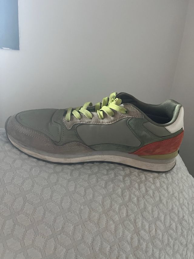 Zapatillas HOFF verde oliva y rojas