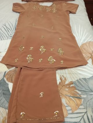 Traje Patial marrón y dorado