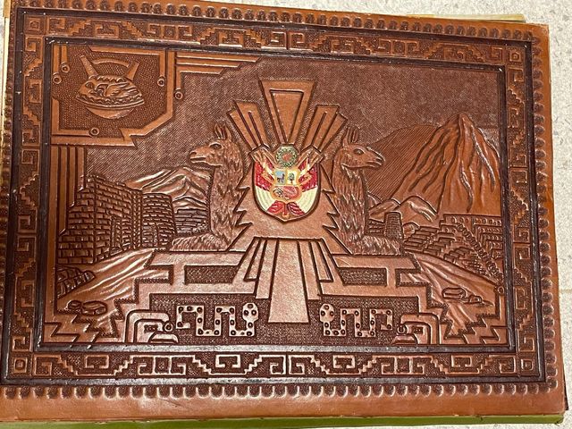 Álbum sellos antiguo cuero Perú