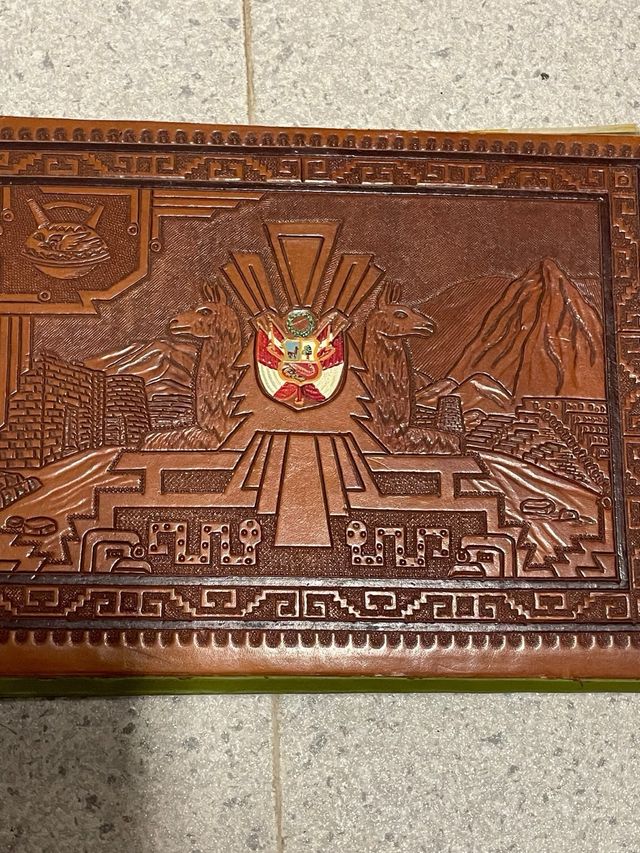 Álbum sellos antiguo cuero Perú