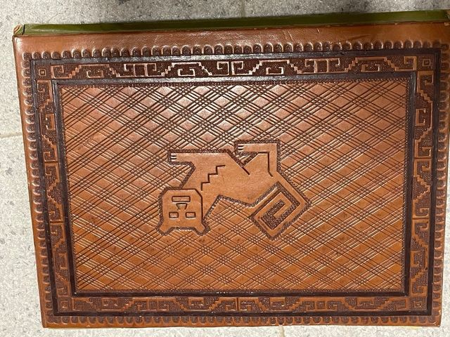 Álbum sellos antiguo cuero Perú