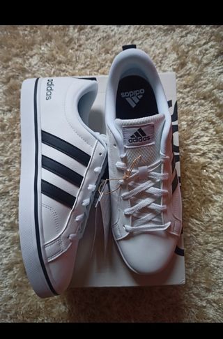 Zapatillas Adidas blancas y negras