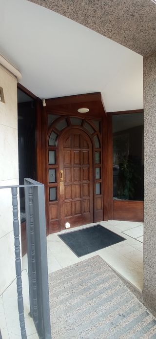 Puerta entrada casa de madera maciza