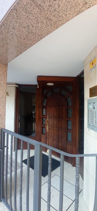 Puerta entrada casa de madera maciza