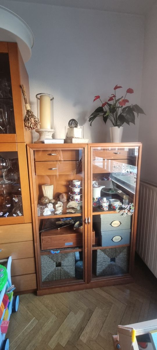 Vitrina de madera con puertas de cristal y cajones