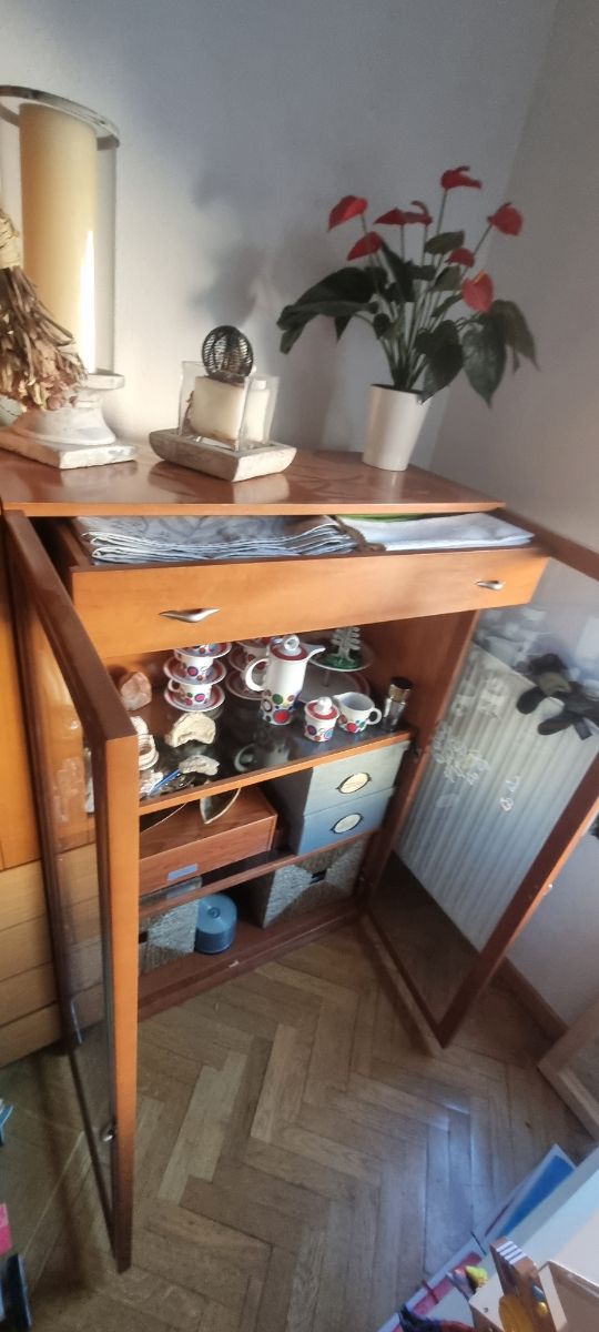 Vitrina de madera con puertas de cristal y cajones