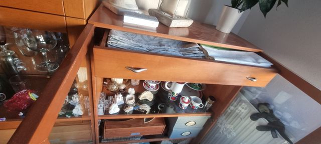 Vitrina de madera con puertas de cristal y cajones