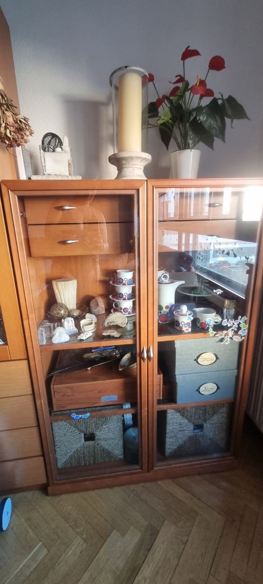 Vitrina de madera con puertas de cristal y cajones