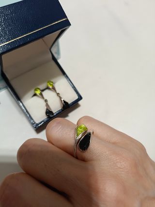 Conjunto plata: anillo y pendientes piedras