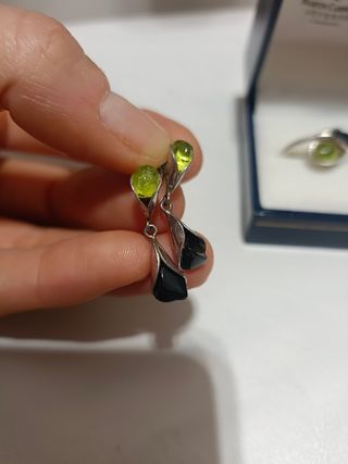 Conjunto plata: anillo y pendientes piedras