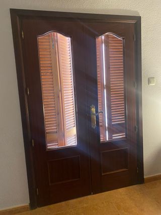 Puerta doble y mallorquinas de madera.