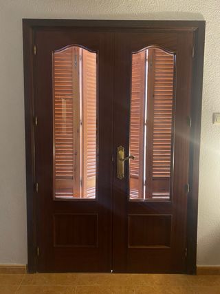Puerta doble y mallorquinas de madera.