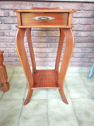 Mesa auxiliar madera estilo antiguo