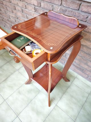 Mesa auxiliar madera estilo antiguo