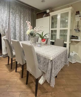 Tavolo in legno bianco con sei sedie sfoderabili