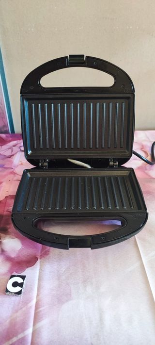 Sandwichera YASHE 750W antiadherente