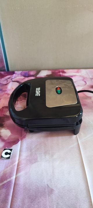 Sandwichera YASHE 750W antiadherente