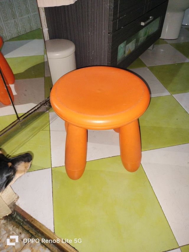 Banqueta plástica laranja infantil