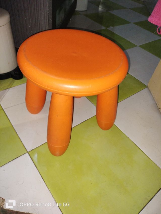 Banqueta plástica laranja infantil