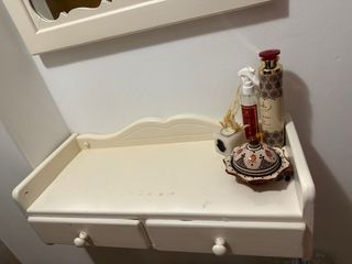 consola con espejo blanco


