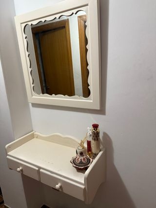 consola con espejo blanco


