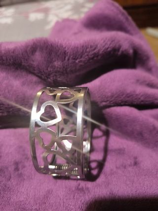 Brazalete plateado corazones