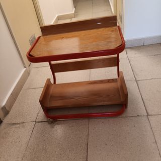 Mesilla de madera y metal roja