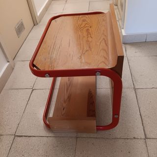 Mesilla de madera y metal roja
