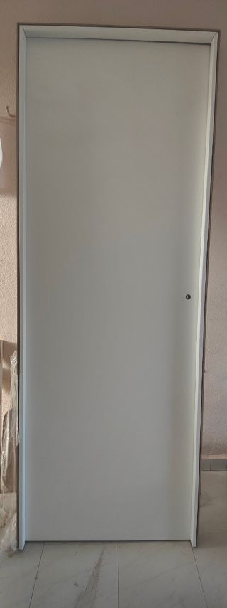 Puerta blanca maciza