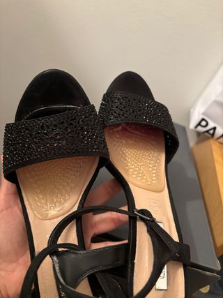 Sandalias tacón negras brillantes