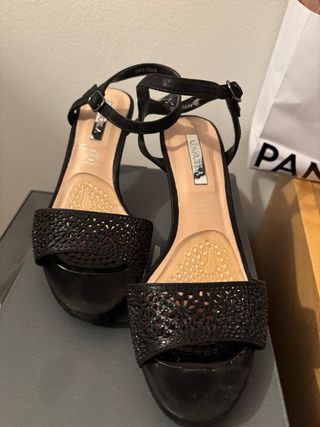 Sandalias tacón negras brillantes