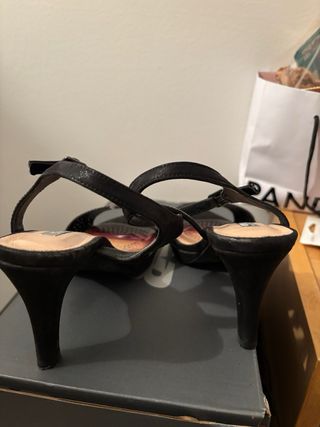 Sandalias tacón negras brillantes
