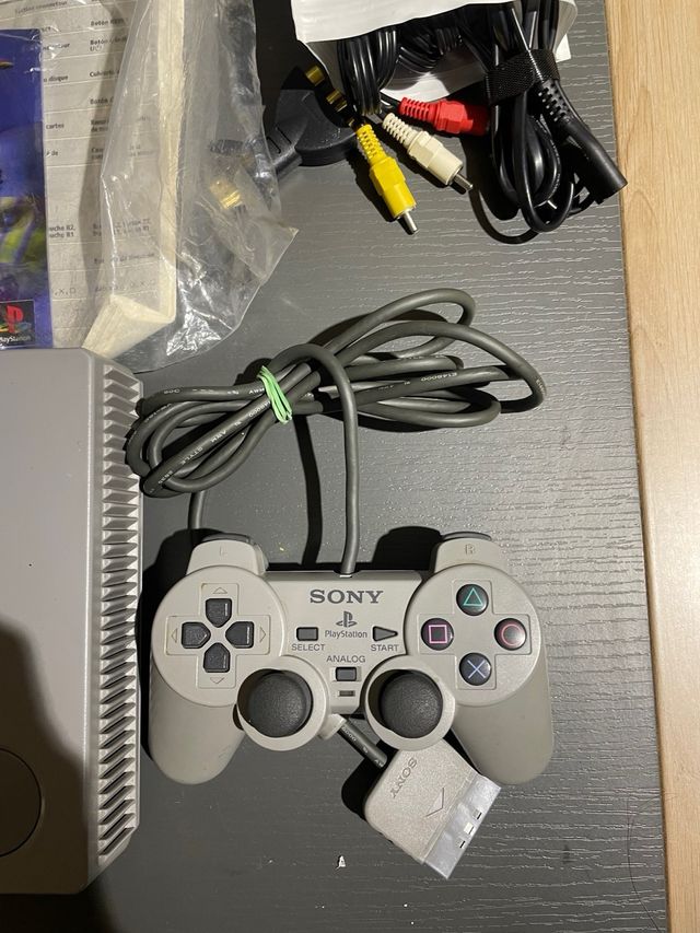 Pacchetto Value per PlayStation 1 + giochi + 2 controller