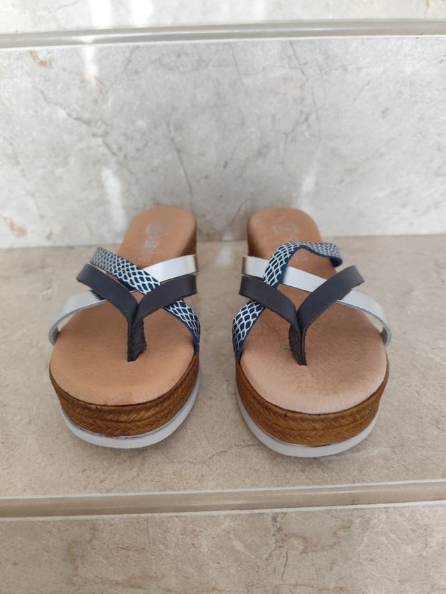 Sandalias XQSI azules y plateadas