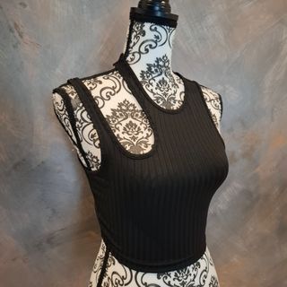 Top corto negro - estilizado