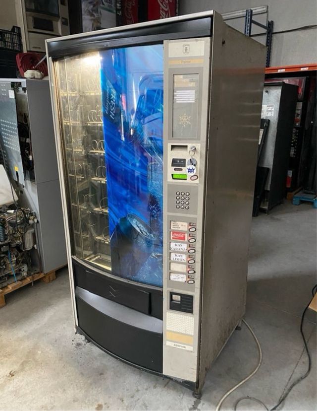 Máquina vending: Bebidas y aperitivos