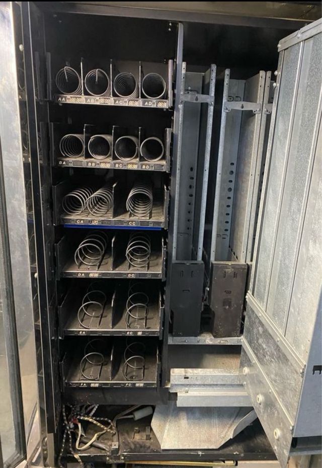 Máquina vending: Bebidas y aperitivos